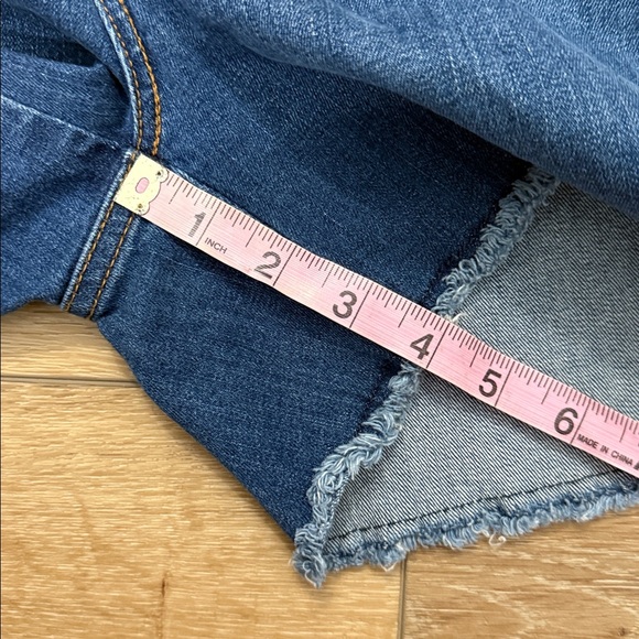 Levi’s Mid-Rise Blue Denim Frayed End Shorts - Picture 5 of 5